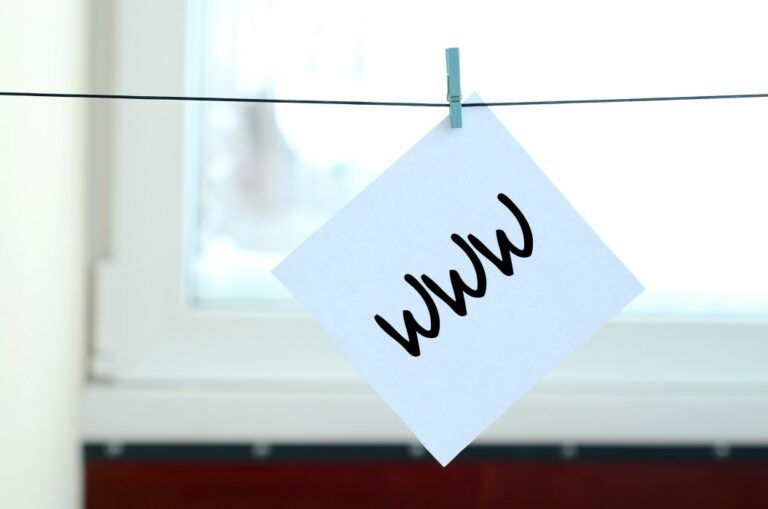 Www Note Is Written On A White Sticker That Hangs With A Clothespin On A Rope On A Background Of T20 Ev31jv